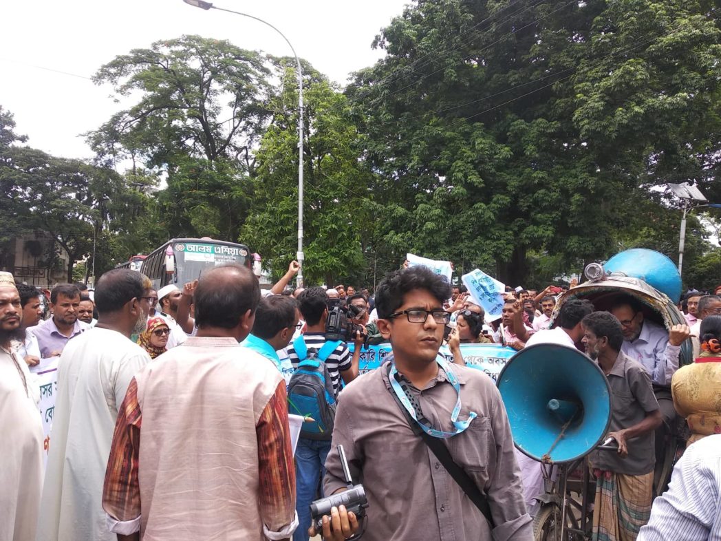 নিজেদের দেওয়া সিদ্ধান্ত বাতিলের দাবীতে কর্মসূচী পালন করতে যেয়ে পুলিশী বাধায় পন্ড