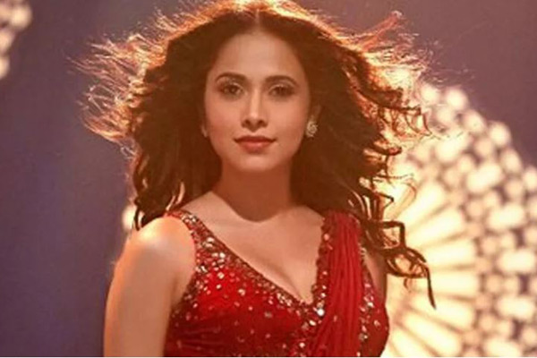 পুরুষদের টয়লেটে ঢুকে পড়েছিলেন নুসরাত