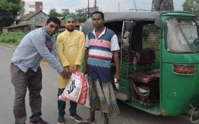 টাঙ্গাইলে আলোকিত কালিহাতীর উদ্যোগে বাড়ি বাড়ি গিয়ে উপহার সামগ্রী বিতরণ