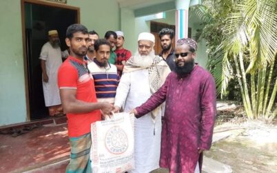 বরিশালের বাকেরগঞ্জে ৫ শতাধিক পরিবারের মাঝে খাদ্যসামগ্রী বিতরণ করলেন সমাজসেবক আনোয়ার হোসেন