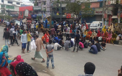 রাজধানীর আদাবরে বকেয়া বেতনের দাবিতে শ্রমিকদের  সড়ক অবরোধ