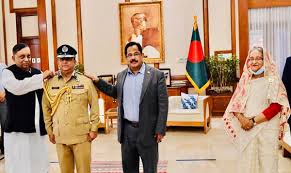 গণভবনে ব্যাজ পরানো হলো নতুন আইজিপি বেনজীর আহমেদকে