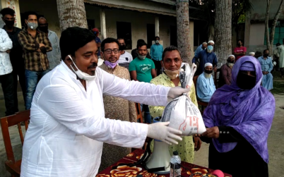 অসহায়দের মাঝে খাদ্য সামগ্রী বিতরণ করলেন টাঙ্গাইল পৌরসভার কাউন্সিলর প্রার্থী রোস্তম আলী