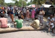সিরাজগঞ্জের উল্লাপাড়া : ত্রাণের দাবিতে ঢাকা-নগরবাড়ী মহাসড়ক অবরোধ