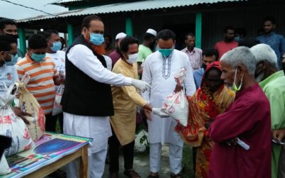 ঘাটাইলের দিগড় ইউনিয়নের কর্মহীনদের ঈদ সামগ্রী বিতরণ