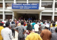 দিনাজপুরের বিরলে নির্দিষ্ট সময়ে দোকান খোলারাখার দাবিতে উপজেলা পরিষদ ঘেরাও