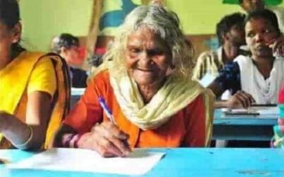 ১০৫ বছর বয়সে চতুর্থ শ্রেণির পরীক্ষায় পাস করে ইতিহাস গড়লেন আম্মা