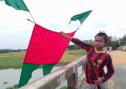 টাঙ্গাইলের ঘাটাইলে ঘুড়ি দিয়ে ছোট শিশুরা  ঈদ উপভোগ করছে  