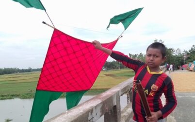 টাঙ্গাইলের ঘাটাইলে ঘুড়ি দিয়ে ছোট শিশুরা  ঈদ উপভোগ করছে  