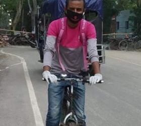 টাঙ্গাইলে জীবনের ঝুঁকি নিয়ে হোম ডেলিভারি দিচ্ছে  ফুডপান্ডা