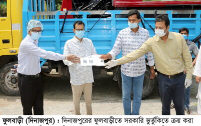 সরকারের ভর্তুকিতে ধান কাটার হারভেস্টার মেশিন পেলেন কৃষক