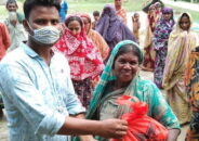 উল্লাপাড়ায় দুস্থ ও কর্মহীন পরিবারের মাঝে বন্ধু সংস্থার খাদ্যসামগ্রী বিতরণ