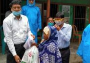 নাগরপুরে ঈদ উপহার নিয়ে কর্মহীনদের পাশে উপজেলা প্রশাসন