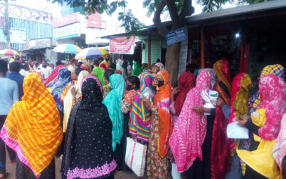 ফুলবাড়ীতে ১০ টাকা কেজি দরের চাল কিনতে গাদাগাদি, নেই সামাজিক দূরত্বে বালাই