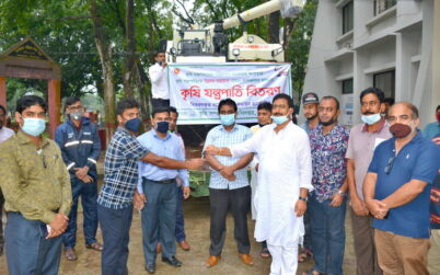 দিনাজপুরে প্রধানমন্ত্রী নির্দেশনায় কৃষকসমাজকে অত্যাধুনিক ধান মাড়াইয়ের মেশিন প্রদান