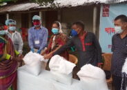 দিনাজপুরে আদিবাসী ঘরবন্দী মানুষের মাঝে ত্রান সামগ্রী বিতরণ