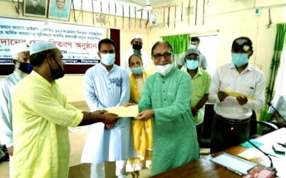 উল্লাপাড়ায় প্রধানমন্ত্রীর অনুদানের চেক বিতরণ