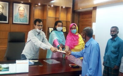 ফুলবাড়ীতে ক্যান্সারে আক্রান্তদের মাঝে অর্থ বিতরণ