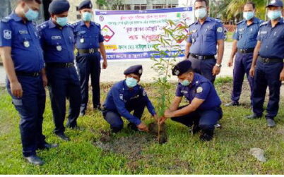 মুজিববর্ষে মুলাদী থানা পুলিশের বৃক্ষরোপন কর্মসূচি