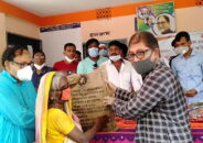 উল্লাপাড়ায় বন্যাকবলিত এলাকায় ত্রাণ সামগ্রী বিতরণ