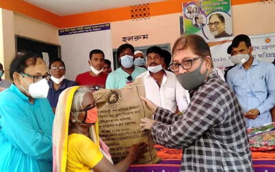 উল্লাপাড়ায় বন্যাকবলিত এলাকায় ত্রাণ সামগ্রী বিতরণ
