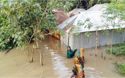 নওগাঁয় সাতটি বাঁধ ভেঙে পানিবন্দী হাজারো মানুষ