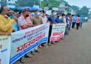 ঠাকুরগাঁওয়ের বালিয়াডাঙ্গী মহাসড়কে ধান গম মাড়াই বন্ধে মানববন্ধন