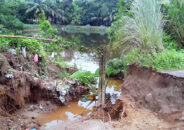 ঠাকুরগাঁওয়ে সড়কে বৃষ্টির পানিতে সৃষ্ট গর্তে ভোগান্তিতে ৫শ’ পরিবার