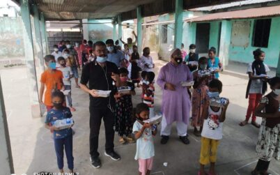 দুস্থ শিশুদের মাঝে খাদ্য বিতরণ করলেন রোটারিয়ান ইসমাইল হোসেন সিরাজী