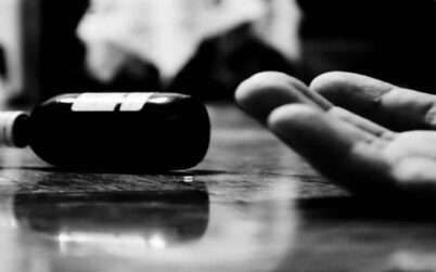 লোক লজ্জার ভয়ে উল্লাপাড়ায় এক নারীর আত্মহত্যার অভিযোগ