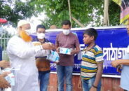 উল্লাপাড়ায় ভ্যান-রিক্সা চালকদের মাঝে মাস্ক বিতরণ