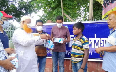 উল্লাপাড়ায় ভ্যান-রিক্সা চালকদের মাঝে মাস্ক বিতরণ
