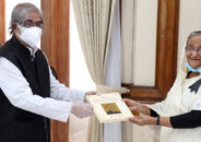 জাতির পিতা বঙ্গবন্ধু শেখ মুজিবুর রহমানের ছবিযুক্ত ১০০ ডাকটিকিট সংবলিত বইয়ের মোড়ক উন্মোচন