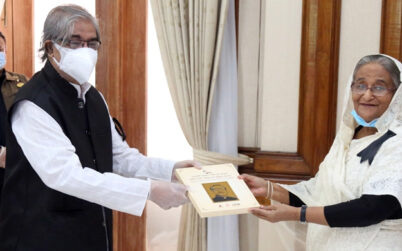 জাতির পিতা বঙ্গবন্ধু শেখ মুজিবুর রহমানের ছবিযুক্ত ১০০ ডাকটিকিট সংবলিত বইয়ের মোড়ক উন্মোচন
