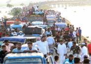 নওগাঁয় বিল দেখতে উপচে পড়া ভীড় ।। স্বাস্থ্যবিধির তোয়াক্কা নেই