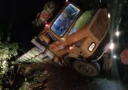 নাগরপুরে ঝুকিপূর্ণ সেতুটি ভেঙ্গে ট্রাক খাদে