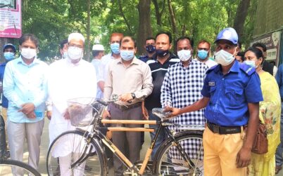 বাসাইলে গ্রাম পুলিশের মাঝে সাইকেল বিতরন