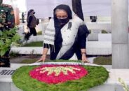 জাতীয় শোক দিবসে বঙ্গবন্ধুর প্রতিকৃতিতে প্রধানমন্ত্রীর শ্রদ্ধা
