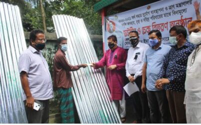 কালিহাতীতে অসহায় দুস্থদের মাঝে ঢেউটিন ও চেক বিতরন