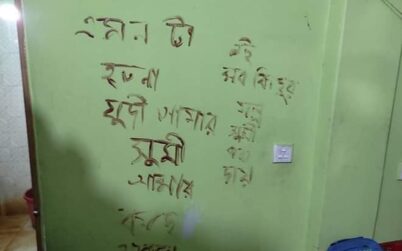 টাঙ্গাইলে ট্রিপল মার্ডার: দেয়ালে লেখা এমনটা হতো না যদি আমার সুমি আমার কাছে থাকতো’   মনির হোসেন,টাঙ্গাইল প্রতিনিধি: টাঙ্গাইলের ঘাটাইলে ট্রিপল মার্ডারের ঘটনাটি পরকীয়া সম্পর্কের জেরে ঘটেছে বলে ধারণা করছে পরিবারের লোকজন, প্রতিবেশী ও পুলিশ।  লাশ উদ্ধার হওয়া বসতঘরের দেয়ালে দেখা যায় রক্ত দিয়ে লেখা কিছু কথা। সেখানে লেখা রয়েছে- ‘এমনটা হতো না যদি আমার সুমি আমার কাছে থাকতো, এই সবকিছুর জন্য সুমির বাবা দায়ী’।  শনিবার(৩০ অক্টোবর) সকালে দিগড় ইউনিয়নের কাশতলা গ্রামের প্রবাসী জয়েন উদ্দীনের বাড়ি থেকে তালাবন্ধ অবস্থায় তিনজনের মরদেহ উদ্ধার করে পুলিশ।  এ সময় গুরুতর আহত অবস্থায় তিন বছরের এক শিশুকে উদ্ধার করে হাসপাতালে প্রেরণ করা হয়েছে। শিশুটির অবস্থা আশঙ্কা জনক।  নিহতরা হলেন- সৌদি প্রবাসী জয়েন উদ্দীনের মাতা জামেলা বেগম (৫৫), স্ত্রী সুমি আক্তার (২৫) ও কালিহাতী পৌরসভার সাতুটিয়া গ্রামের সোহরাব আলীর ছেলে শাহজালাল (২৮)।  প্রবাসী জয়েন উদ্দীনের ভাইয়ের স্ত্রী শাহনাজ বলেন, আমার শাশুড়ি সকালে নামাজ পড়ার পর হাঁটতে বের হন। আজ অনেক বেলা হয়ে গেলেও তার ও সুমীদের খোঁজ নিতে যাই। ঘরের মূল দরজায় তালাবন্ধ থাকায় বাইর থেকে তাদের অনেক ডাকাডাকি করলেও কারও সাড়াশব্দ না পেয়ে সাড়ে সাতটার দিকে অন্যদের খবর দেই। পরে অন্যরা শাবল এনে তালা ভেঙে ঘরে প্রবেশ করলে তিনজনের মরদেহ পড়ে থাকতে দেখি। আর শিশুটিকে আহত অবস্থায় হাসপাতালে পাঠানো হয়। ঘটনাস্থল থেকে চাকু ও ছোরা উদ্ধার করা হয়েছে।  জমিলা বেগমের ভাই মোখলেছ বলেন, শাহজালালের সঙ্গে সুমি এক বছর আগে পালিয়ে গিয়ে বিয়ে করে। পরে ভাগনে তার শিশু সন্তানের মুখের দিকে তাকিয়ে কয়েক মাস আগে সুমিকে ফিরিয়ে এনে আবার ঘরসংসার করে তিনি কিছু দিন আগে সৌদি চলে গেছেন।  প্রতিবেশীরা বলেন, জয়েন বিদেশ চলে যাওয়ার পরেও সুমির সঙ্গে শাহজালালের যোগাযোগ ও বন্ধুত্ব ছিল। সেই যোগাযোগ থেকে রাতের কোনো এক সময় হয়তো শাহজালাল সুমিদের ঘরে প্রবেশ করে থাকতে পারে।    মনির হোসেন টাঙ্গাইল প্রতিনিধি ০১৭৬৮-৬০৬৩৩২ ৩০/১০/২১ ইং