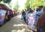 স্বামীর পরকীয়ায় বাঁধা গুম হওয়া গৃহবধূকে উদ্ধারের দাবিতে টাঙ্গাইলে মানববন্ধন