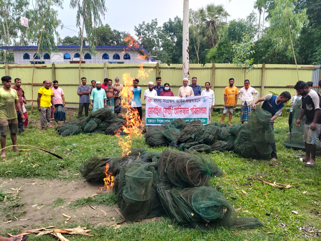কালিহাতীর তল্লাই বিলে অভিযান।। ১৩শ মিটার চায়না জাল জব্দ